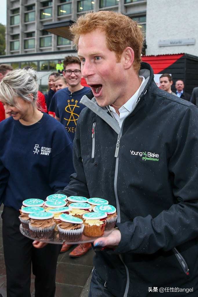 英国王室小王子搞怪,英国王室抢眼绿色高颜值王室成员