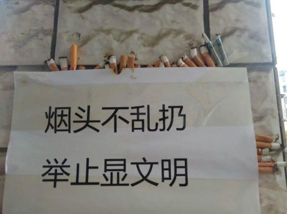 搞笑gif段子：这伴娘真胆肥呀，居然还敢这样堵门