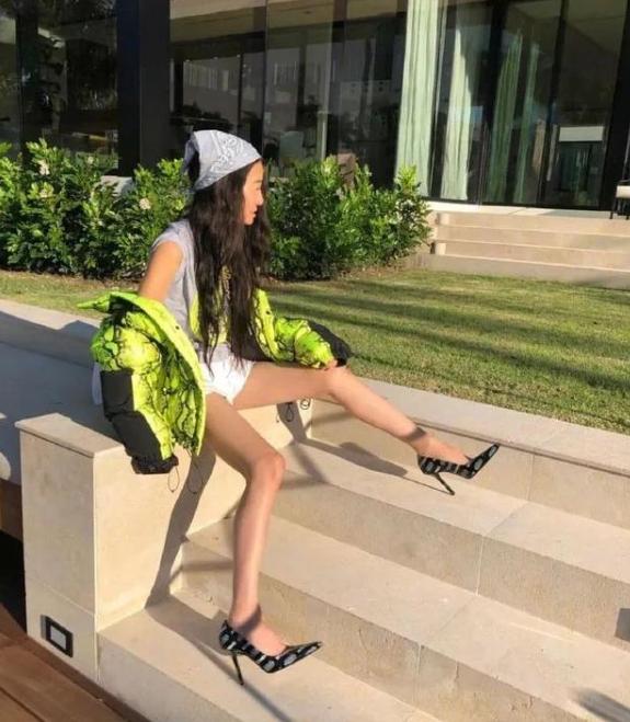 王薇薇42岁第一件婚纱,72岁婚纱女王王薇薇生日照曝光