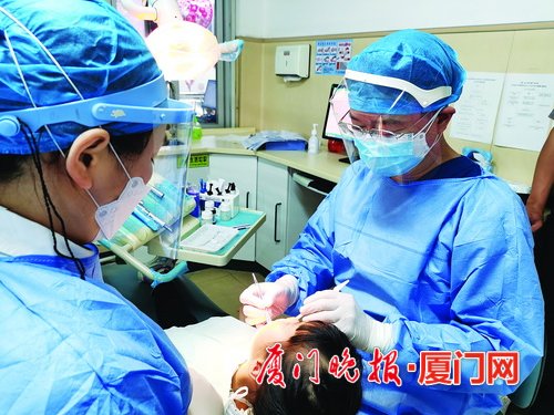 小孩摔掉整颗恒牙植回两周后牙保住了,医生:最好泡在生理盐水中,尽量半小时内赶到医院,再植成功率较高