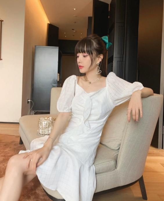 李小璐浴室晒自拍，羊毛卷发型越来越“玉女”，难怪不想复合