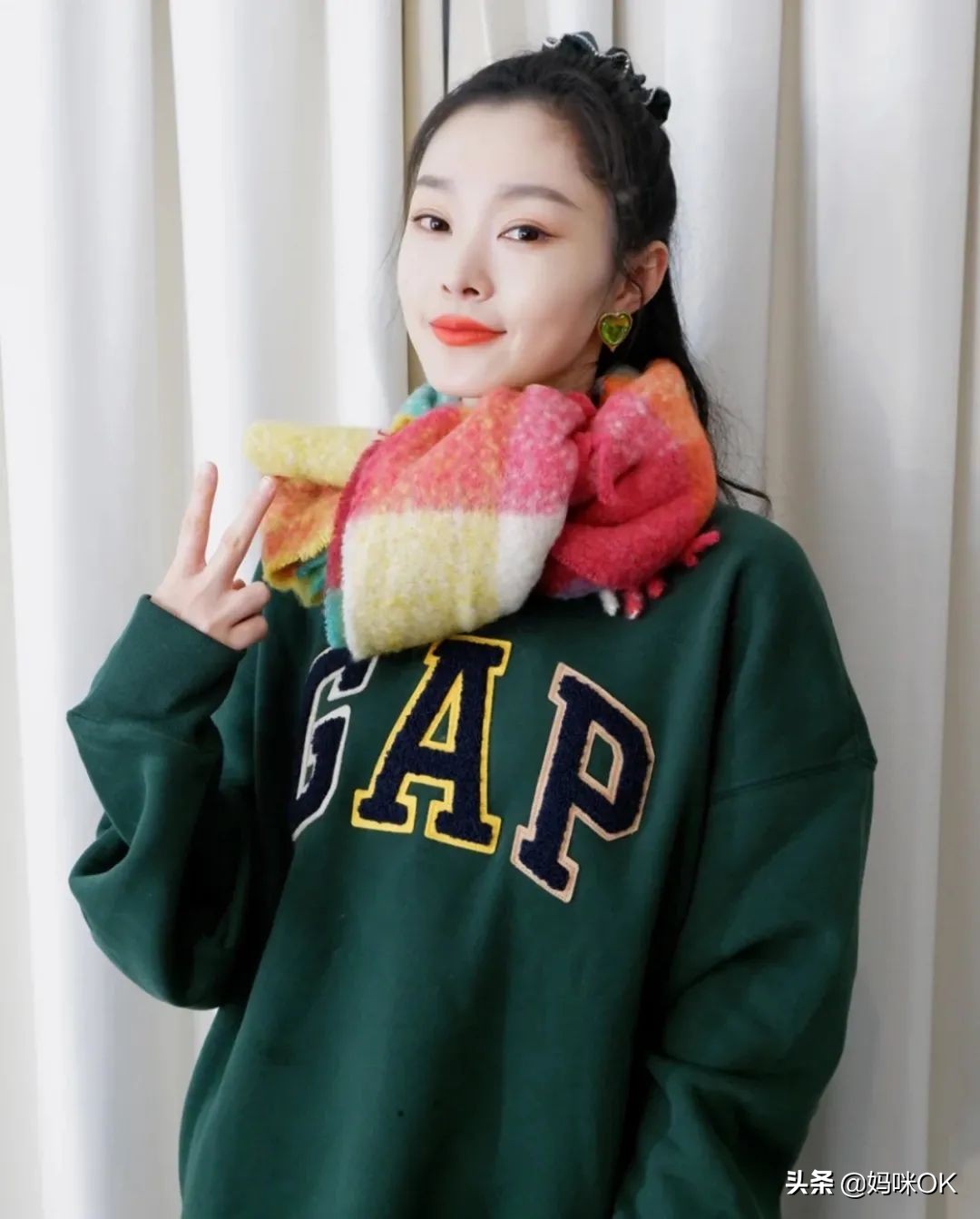 几种很火的围巾的新系法,比较短的围巾系大法