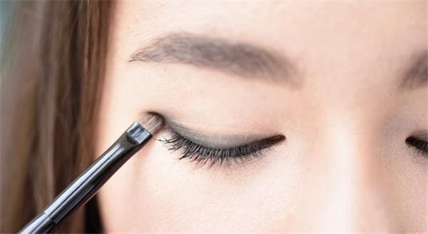 卡姿兰眼线笔胶用法,细头眼线笔用法新手