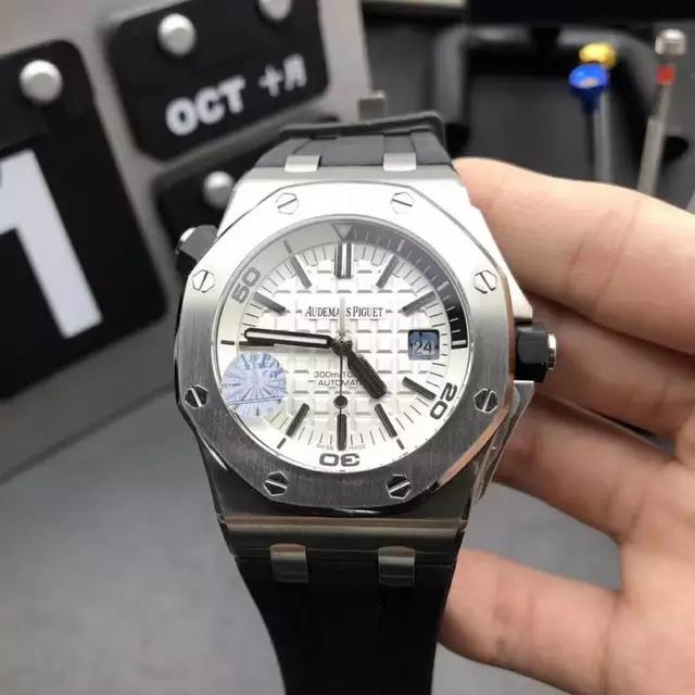 中国崛起!广州劳力士价还不到3000，贪婪的瑞士给老外上了一课