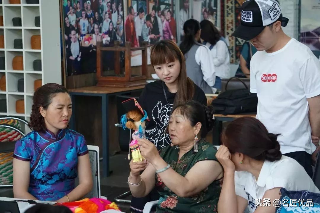 怎么用不要的衣服给玩偶做裙子,怎么给小玩偶做好看的小裙子