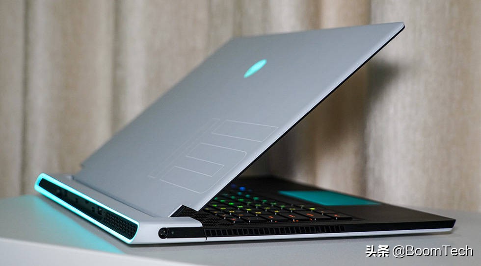 将4只风扇塞入厚度仅有16mm的纤薄游戏本内聊聊Alienwarex15R1