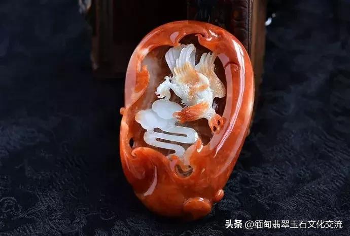 奇葩土豪竟把翡翠丢进火炉烧,烧出后色彩却十分鲜艳漂亮