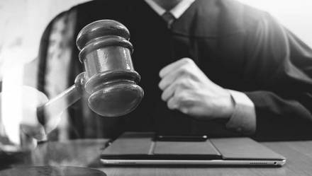 彭博是否遭到“打击报复”？不公开审理是否有秘密？