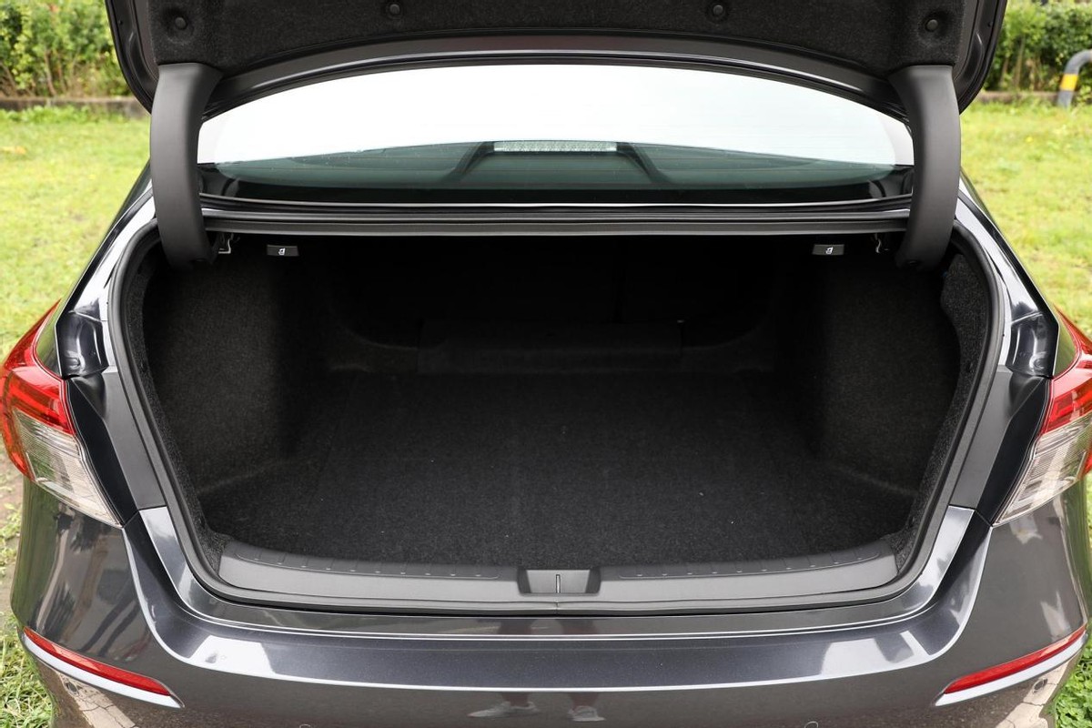 全新思域实车曝光网友小号雅阁,十一代思域和低配雅阁怎么选