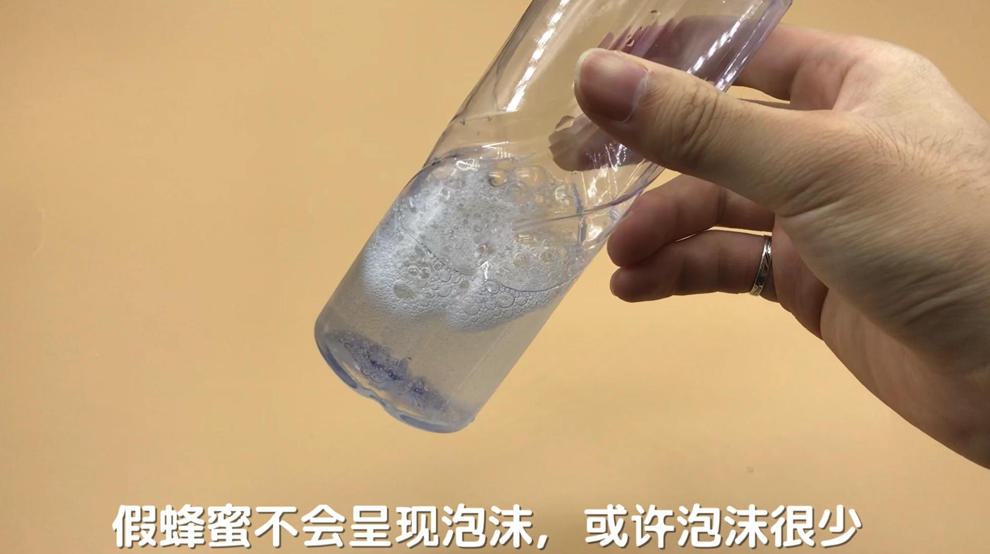 判断真假蜂蜜加水一晃便知,只需一滴油轻松辨别白酒真假