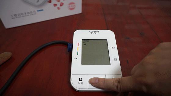长坤手臂式智能电子血压计,爱尔泰血氧仪
