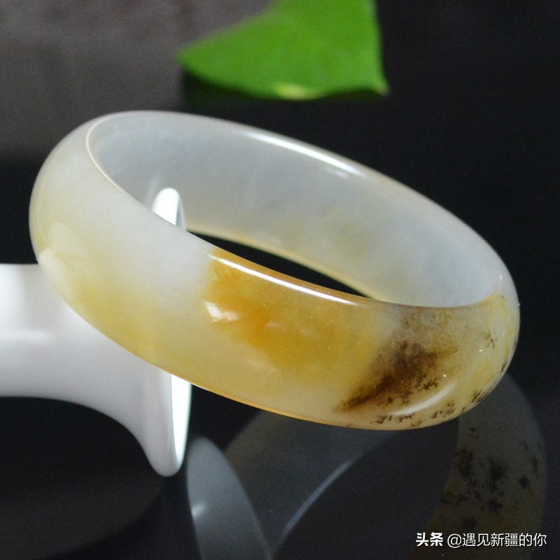 新疆戈壁滩上漂亮的金丝玉,新疆探险金丝玉