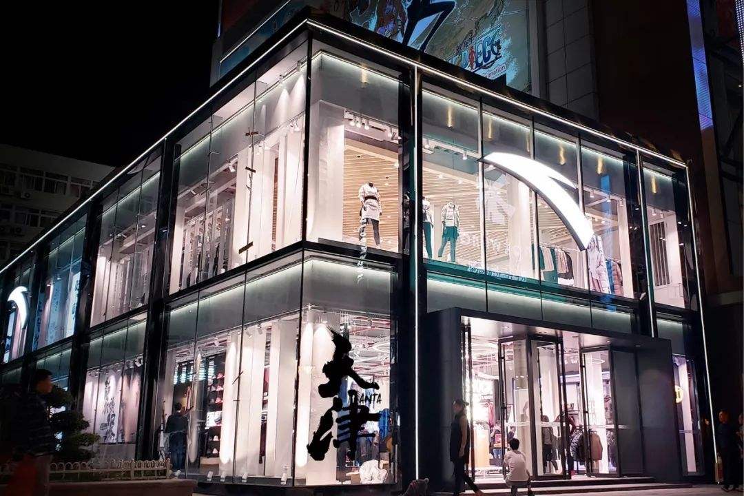 从摆地摊起家的耐克创始人,让耐克赔十亿的是哪个球星