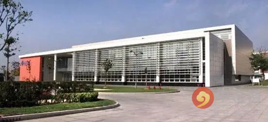 戴口罩扫码排队,戴口罩有序排队