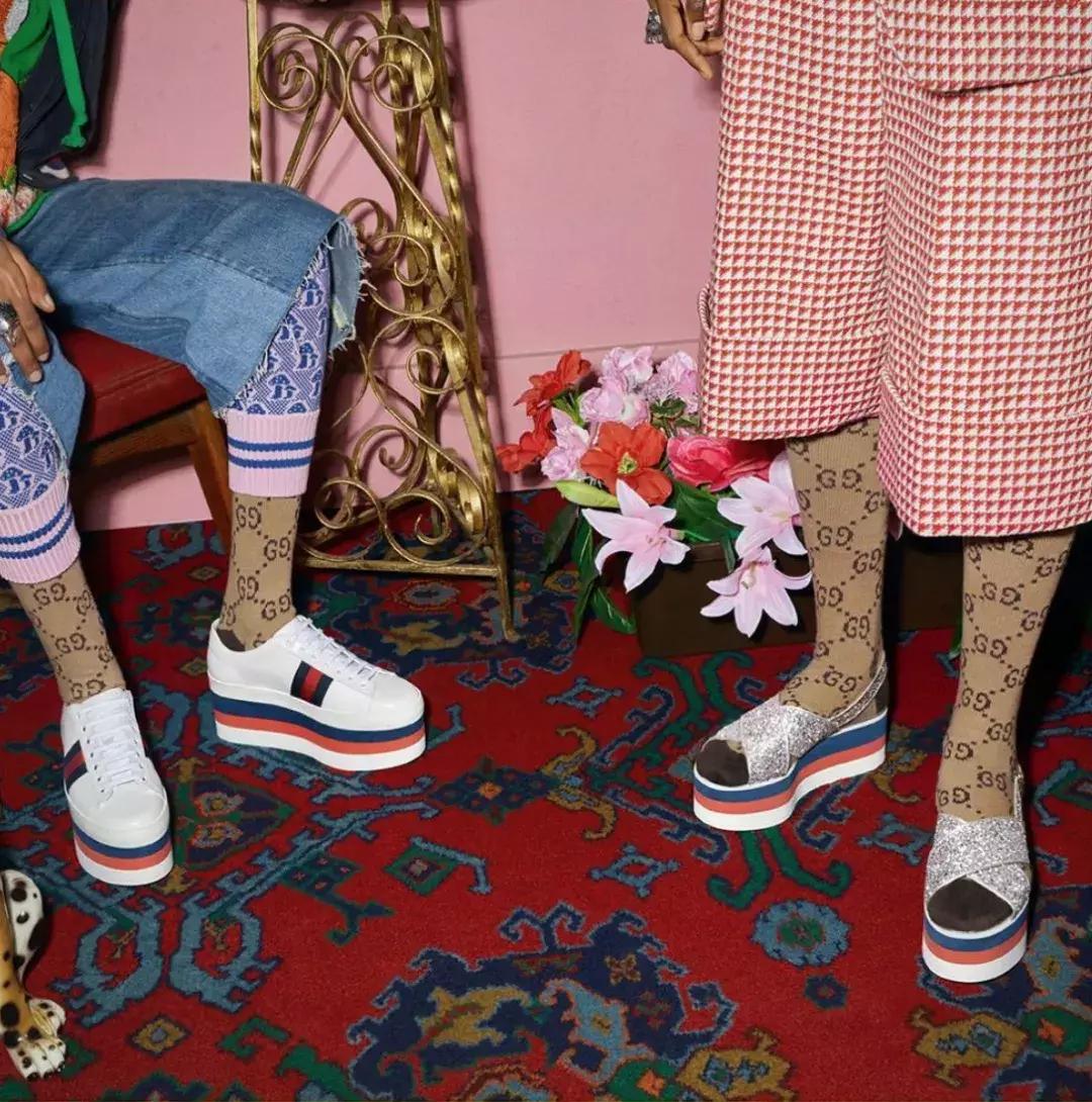 说好一起露脚踝,那些时髦精却偷偷穿上了中筒袜