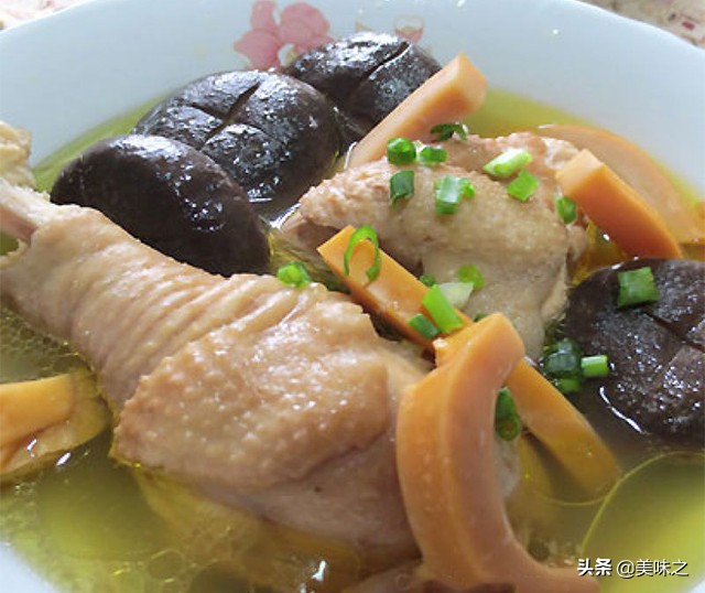 墨鱼汤怎么炖最有营养最补血,墨鱼能和当归党参黄芪一起炖汤吗