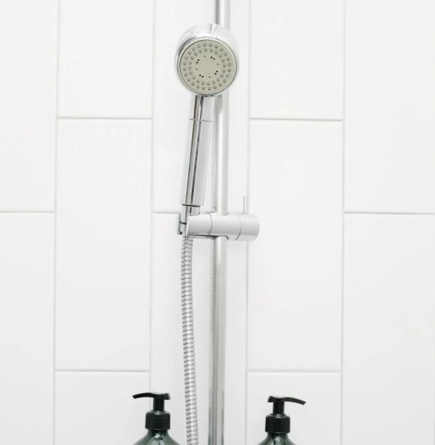 来姨妈淋暴雨淌水了怎么办,生理期被雨淋会怎样