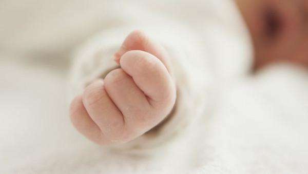 宝宝刚出生就夭折是什么原因,宝宝出生了全家却高兴不起来