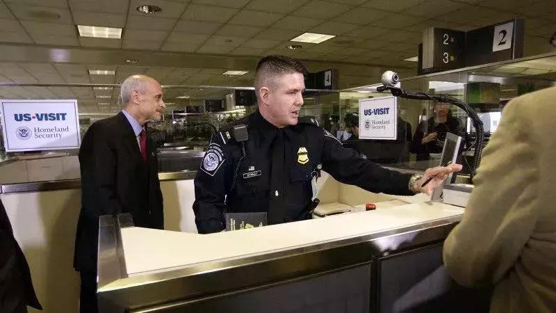 快检查你的护照!多名华人惨遭遣返,只因这个小细节…