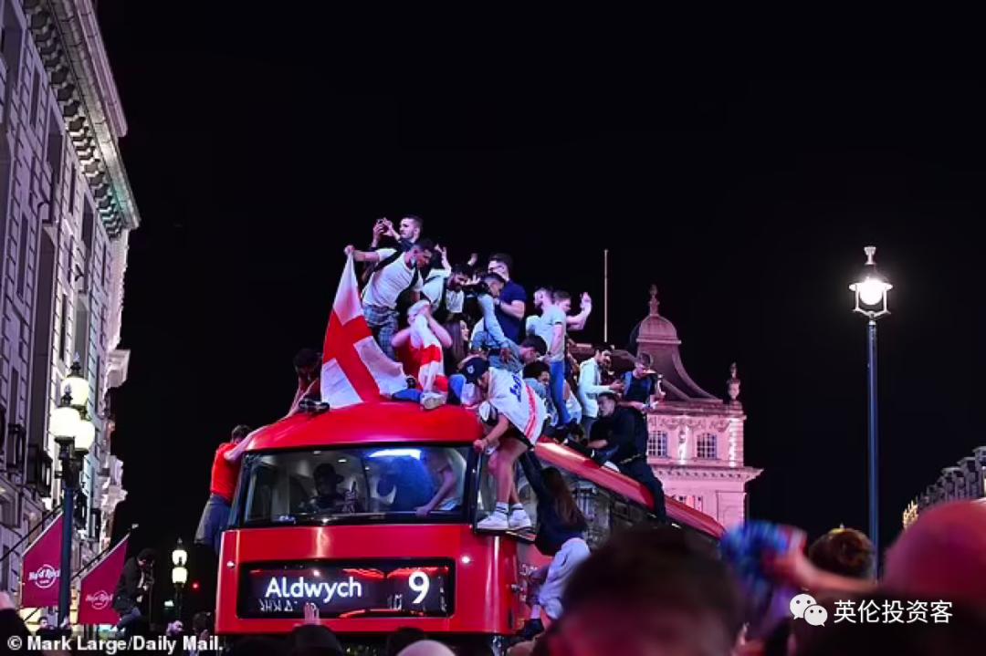 鑻辨牸鍏拌繘鐞冨悗3涓囧悕鐞冭糠鐤媯搴嗙,2018涓栫晫鏉嫳鏍煎叞鐞冭糠鐙傛
