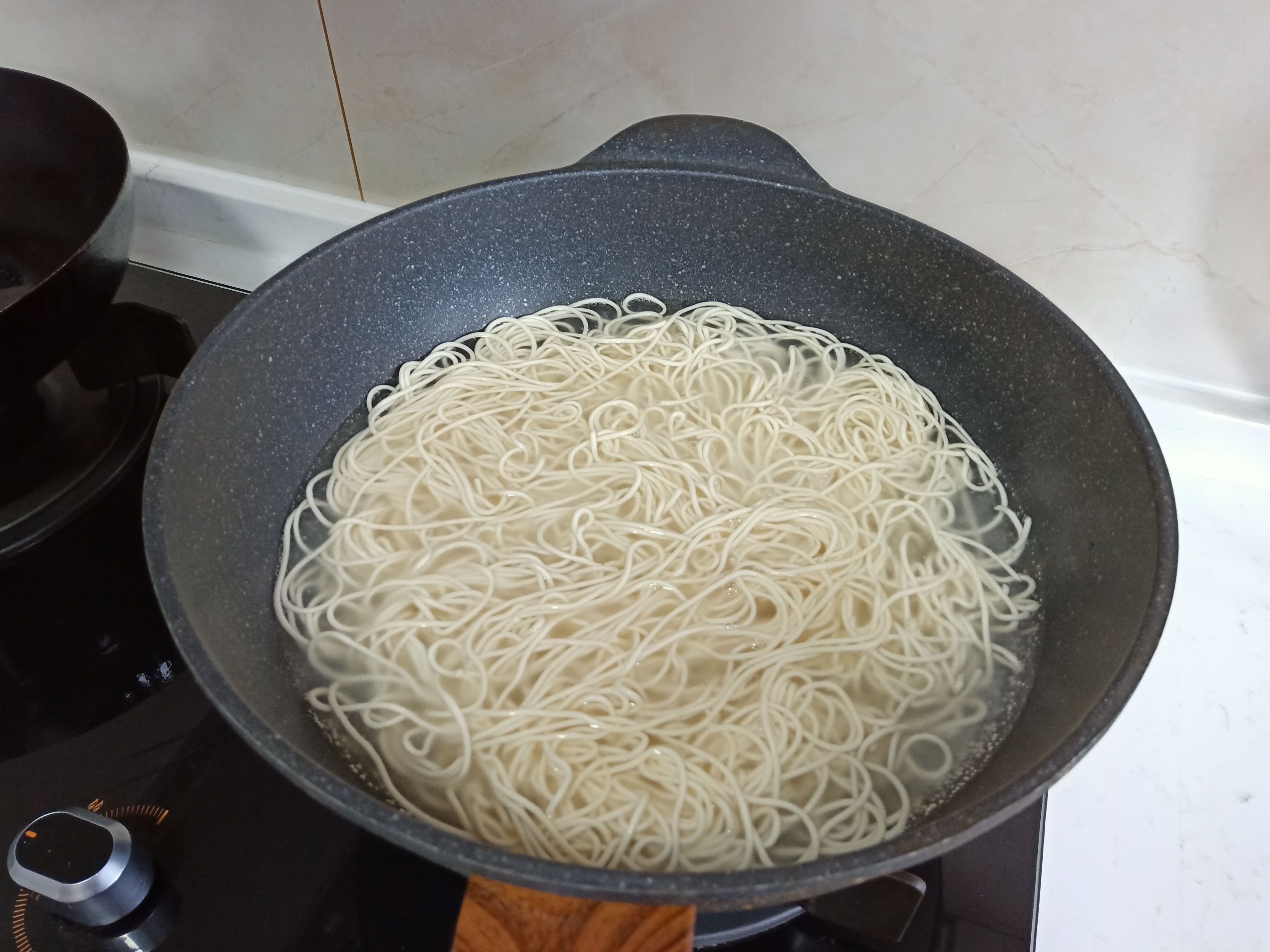 用鸡蛋葱做一个美味早餐,土豆鸡蛋葱做早餐