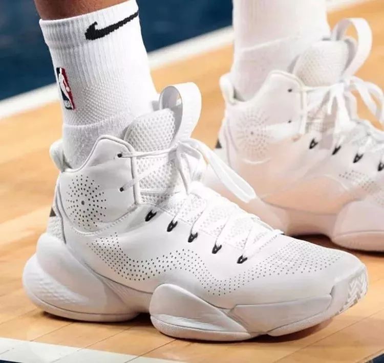韦德2019年全明星球鞋wow7,韦德穿詹姆斯球鞋