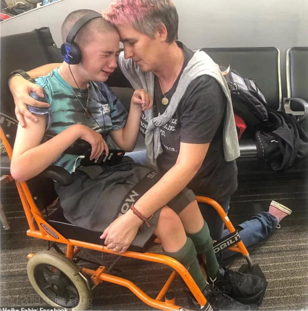 无耻！悉尼夫妇假意帮助残疾男孩，趁其不备偷走钱包