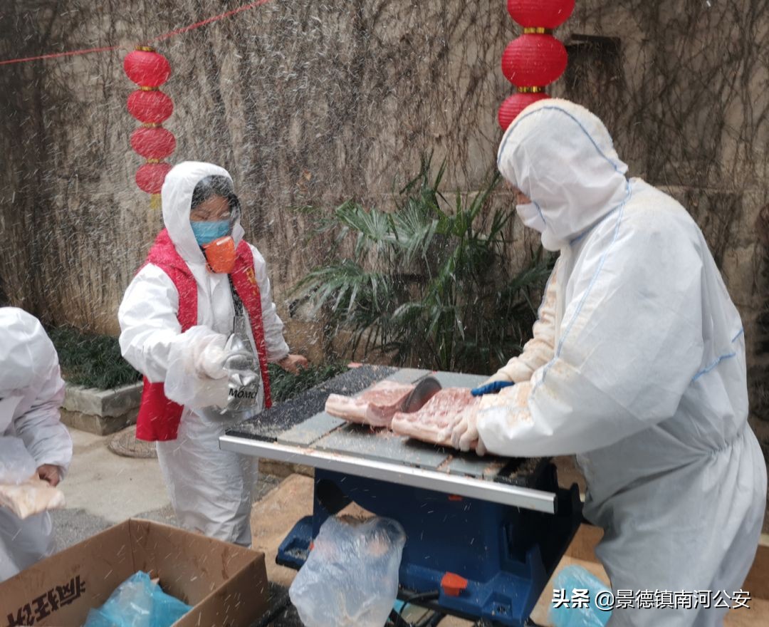 每切一块冻猪肉，就像下了一场猪肉味儿的雪