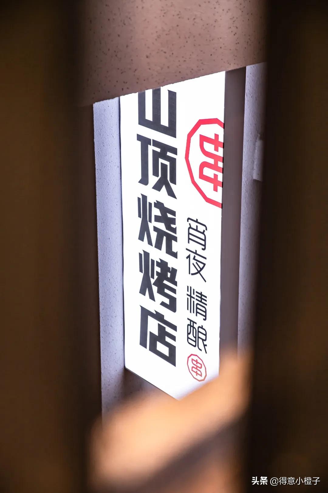 楼顶喝酒看日出,楼顶喝酒夜景视频实拍