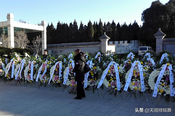 参加完别人葬礼回家注意事项,参加完葬礼的人不要去别人家串门