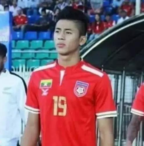 从享誉满身到走下球场，缅甸帅气足球员当起了农民小哥