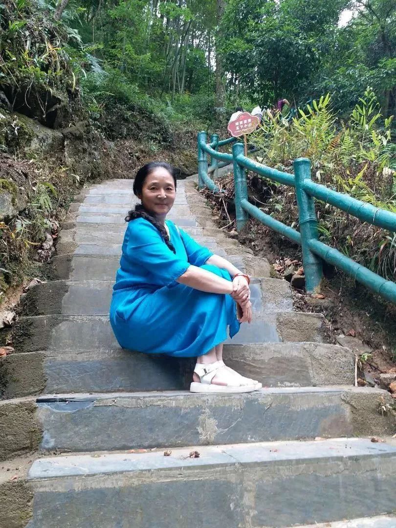 大妈旅游照专用动作,中国大妈外出旅游标准动作