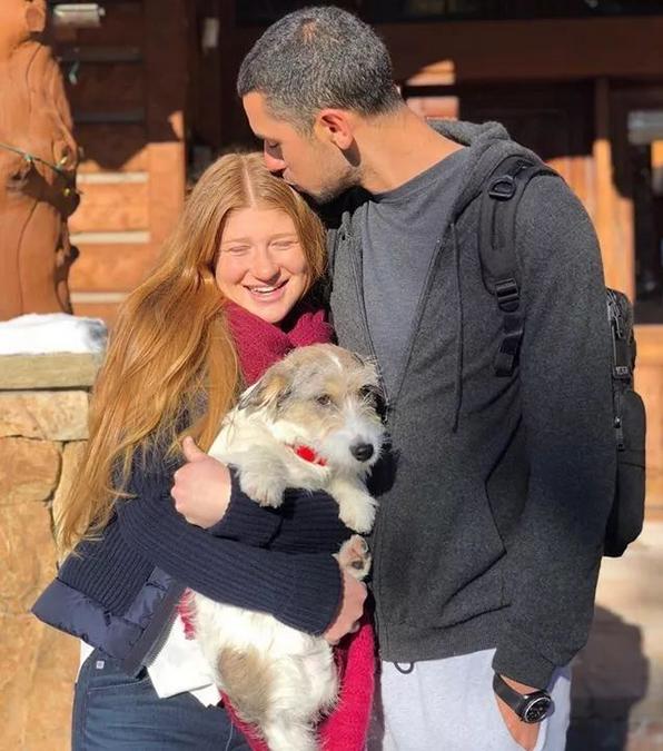 霍启刚郭晶晶带着孩子去赚零花钱,霍启刚晒儿女擦车
