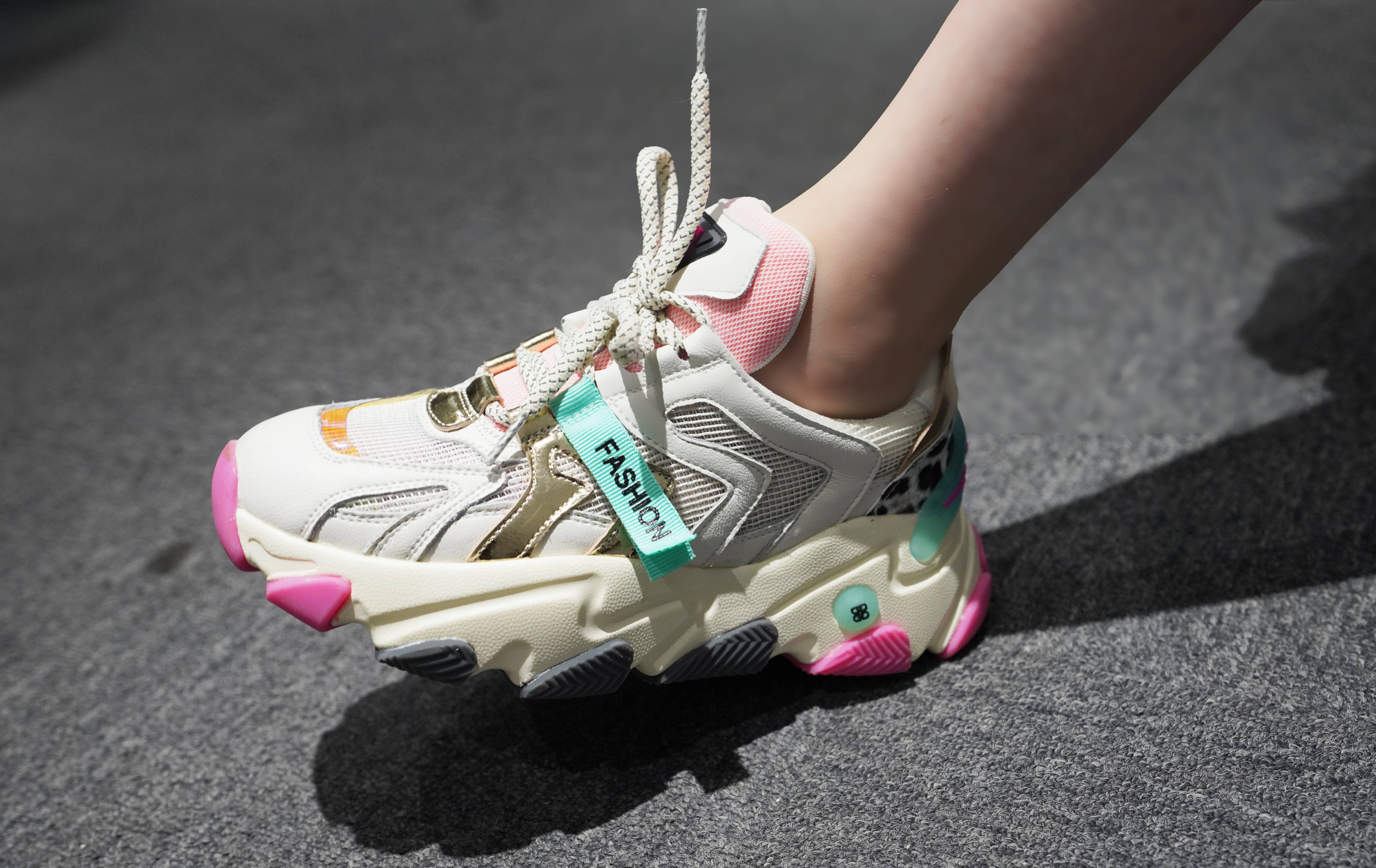 夏季哪款老爹鞋穿显脚秀气,最洋气夏季老爹鞋