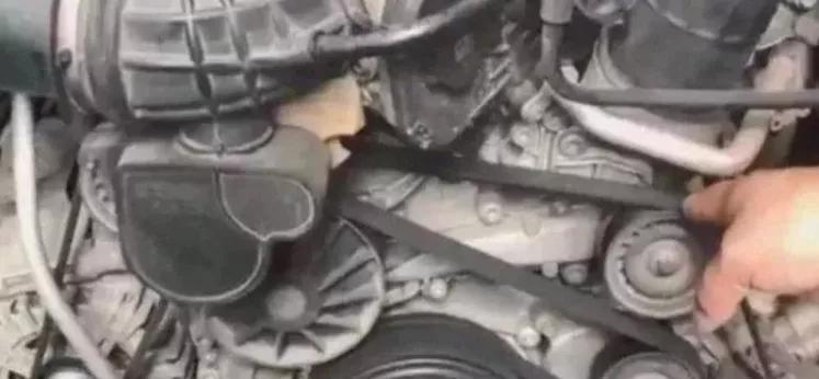 如何判断发动机皮带该更换了，很简单，女司机也可以轻易做到