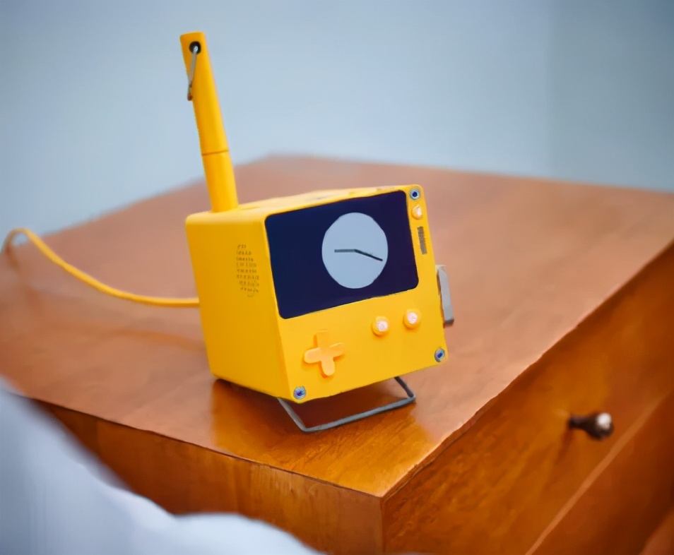 《大鹅模拟器》开发商做的那款“转笔刀掌机”，马上就要面世了