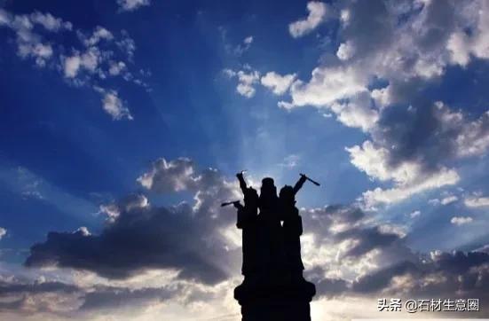 草原上的褐色石头,花岗岩草原绿石材