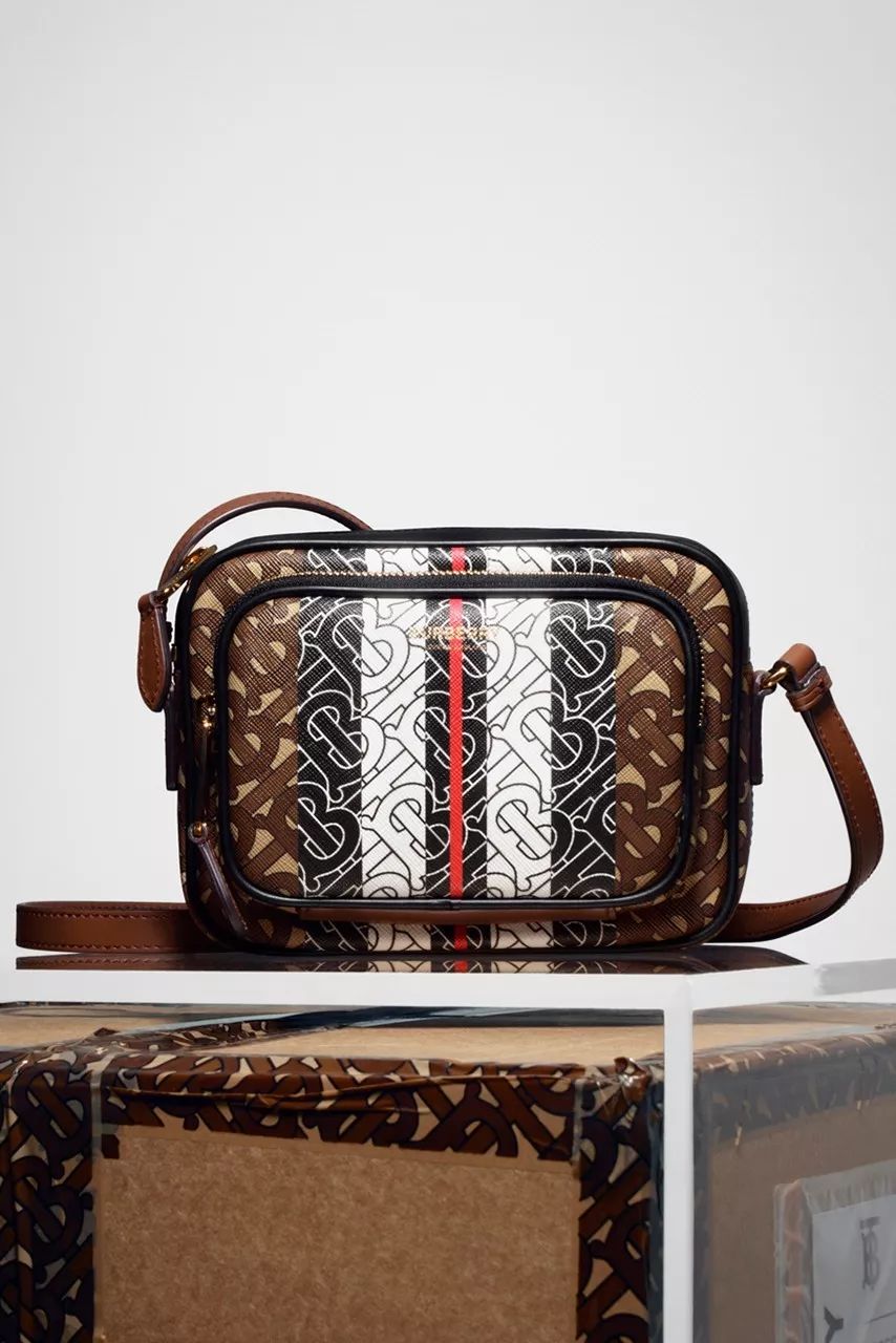 burberry近5年高级成衣的共性,Burberry为什么印花都在里面
