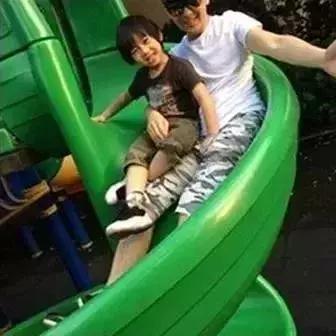 孩子在滑滑梯头朝下滑导致骨折,小孩玩滑梯骨折了怎么办