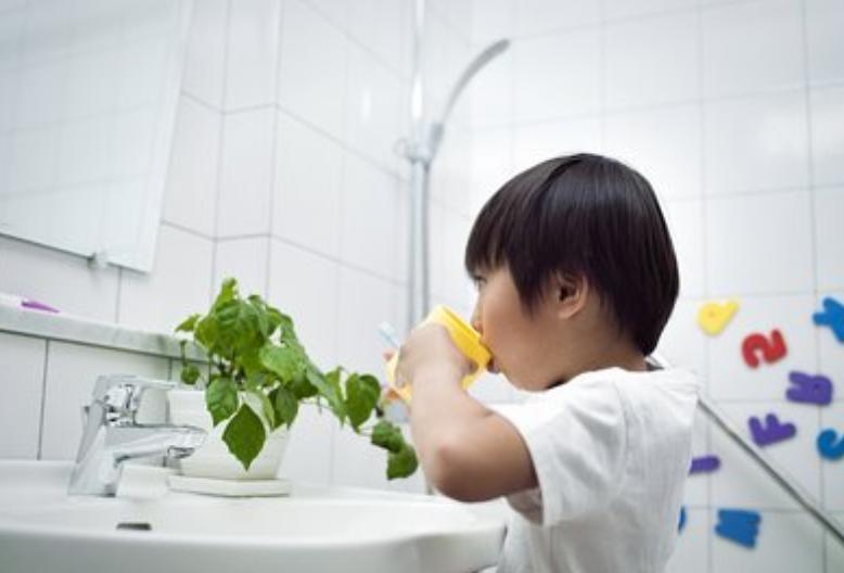 四岁孩子牙黑怎么回事,小孩满口黑牙不是吃糖是父母无知