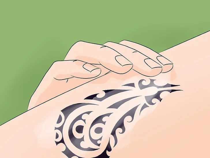 怎么护理洗纹身后的疤,如何保养刚纹的纹身