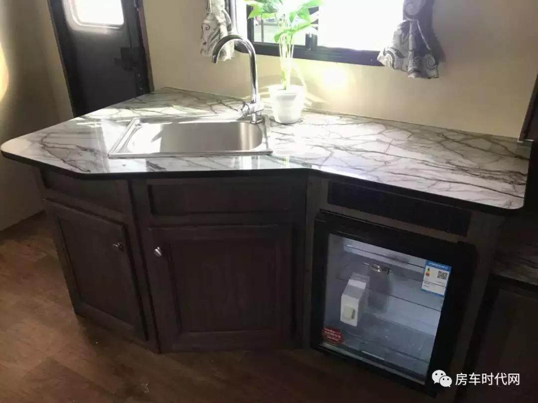 爱旅豪华双套间版拖挂房车,爱旅490拖挂式房车