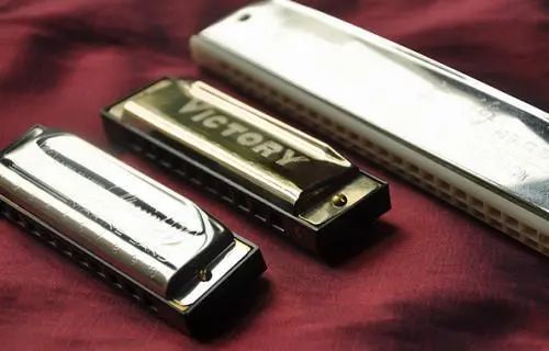 口琴只是孩子的玩具吗,口琴是移动的钢琴