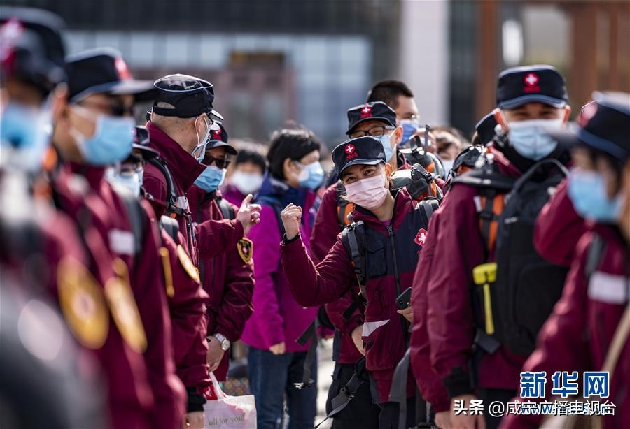 青山一道同云雨明月何曾是两乡 (青山一道同担风雨是什么意思)