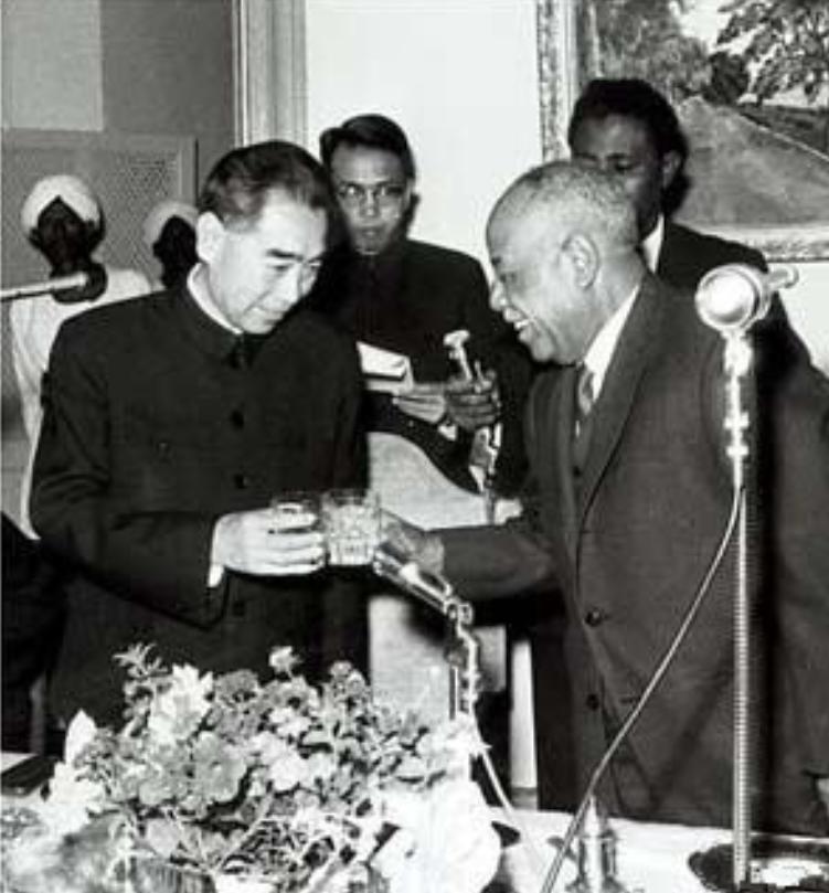 美国记者与周恩来握手，故意掏手帕不停擦手，周总理一招轻松反击