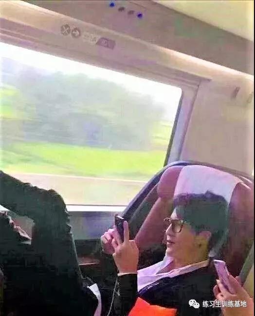 王子文踩小桌板的鞋,王子文穿鞋踩桌子视频