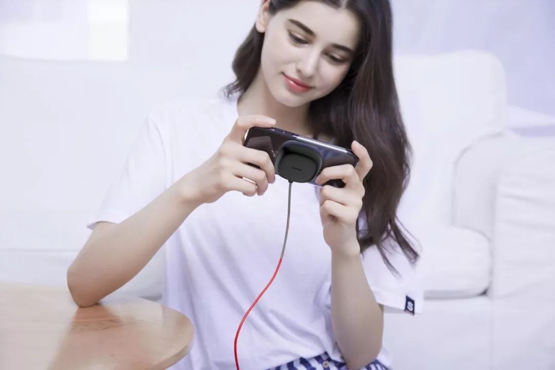 一天狂销300万单，最低2.9元的手机配件市场，靠性价比拿下00后