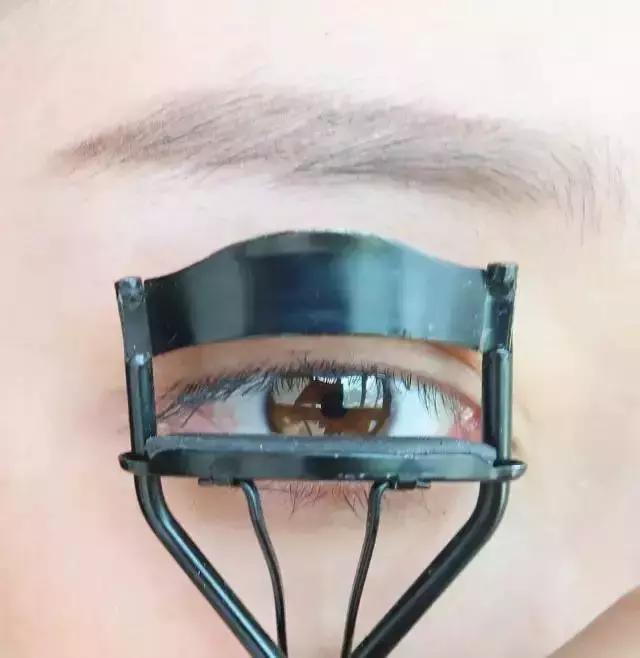 三分钟学会夹睫毛和刷睫毛,教大家一招正确的刷睫毛