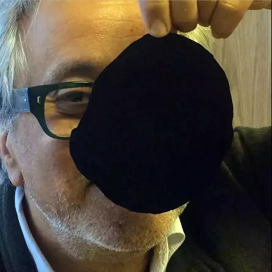 它比虚无的黑洞更黑，让全世界的瞳孔无法聚焦