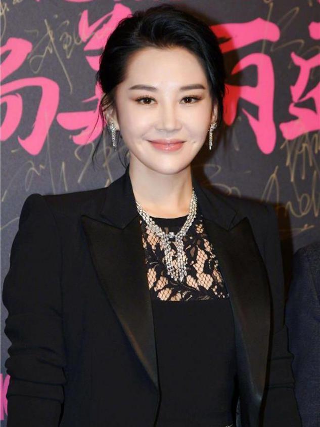 女人美不美看“皮相”，这几个部位很美的女人，上了年纪也很年轻